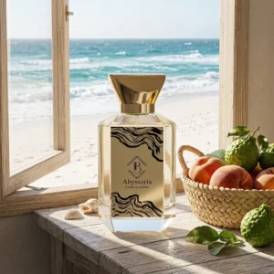 Abyssoria Maison Bey Parfum, Flacon qui se trouve sur une table avec une corbeille de fruits, comme des pêches et des bergamotes, la fenêtre est ouverte, donnant sur une plage où la mer est agitée.