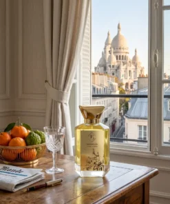 Flacon du parfum Sérénade de la maison Bey parfum Posé sur une table, donnant sur la vue du Sacré-Cœur.